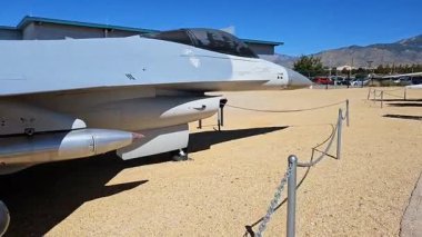 F-16 Falcon 'la savaşıyor. Ulusal Nükleer Bilim ve Tarih Müzesi. New Mexico Hava Milli Muhafız Teşkilatı. F-16 kompakt, çok rollü bir savaş uçağıdır.