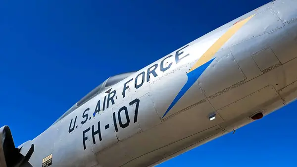 F-105D Thunderchief. Buzz Numarası FH-107. Ulusal Nükleer Bilim ve Tarih Müzesi. F-105D, 1962 yılında Republic Aviation, Farmingdale, NY tarafından üretilen Mach-2 hızına sahip süpersonik bir savaş bombardıman uçağı..