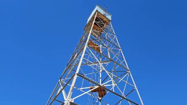 Ulusal Nükleer Bilim ve Tarih Müzesi 'ndeki Trinity Test Kulesi. Üçlemeci, ABD Ordusu tarafından yürütülen ilk nükleer silah patlamasının kod adıydı.