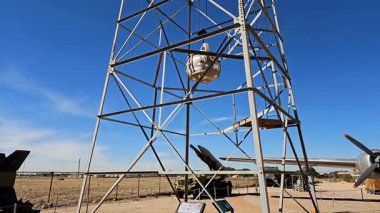 Ulusal Nükleer Bilim ve Tarih Müzesi 'ndeki Trinity Test Kulesi. Üçlemeci, ABD Ordusu tarafından yürütülen ilk nükleer silah patlamasının kod adıydı.