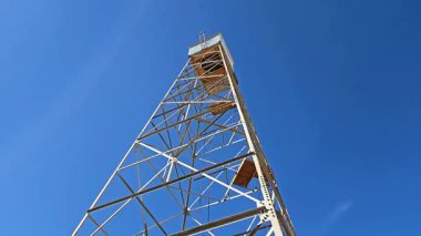 Ulusal Nükleer Bilim ve Tarih Müzesi 'ndeki Trinity Test Kulesi. Üçlemeci, ABD Ordusu tarafından yürütülen ilk nükleer silah patlamasının kod adıydı.