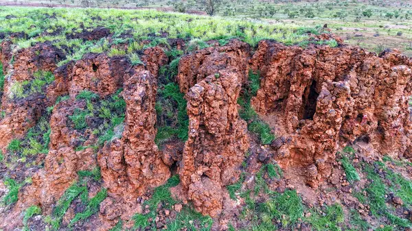 Stuart Highway Lubras Tennant Creek ve Mataranka Kuzey Avustralya arasında gözcülük yapıyor. Bilinen Aborjin Tarihi Şehir simgesi bir kadının buluşma yeri olma hikayesini tasvir ediyor. Yerli kadınlar, erkekleri sığırları mızraklarken orayı gözetlerdi..