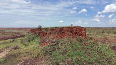 Stuart Highway Lubras Tennant Creek ve Mataranka Kuzey Avustralya arasında gözcülük yapıyor. Bilinen Aborjin Tarihi Şehir simgesi bir kadının buluşma yeri olma hikayesini tasvir ediyor. Yerli kadınlar, erkekleri sığırları mızraklarken orayı gözetlerdi..