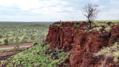 Stuart Highway Lubras Tennant Creek ve Mataranka Kuzey Avustralya arasında gözcülük yapıyor. Bilinen Aborjin Tarihi Şehir simgesi bir kadının buluşma yeri olma hikayesini tasvir ediyor. Yerli kadınlar, erkekleri sığırları mızraklarken orayı gözetlerdi..