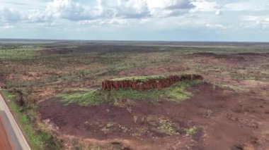 Stuart Highway Lubras Tennant Creek ve Mataranka Kuzey Avustralya arasında gözcülük yapıyor. Bilinen Aborjin Tarihi Şehir simgesi bir kadının buluşma yeri olma hikayesini tasvir ediyor. Yerli kadınlar, erkekleri sığırları mızraklarken orayı gözetlerdi..