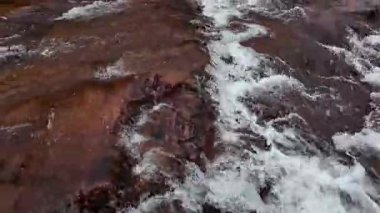 Buley Rockhole, Litchfield Ulusal Parkı 'nın kuzey Avustralya bölgesindeki küçük ve hızlı akarsular arasında yer almaktadır. Su, küçük derin dalma havuzlarından sığ kaya havuzlarına kadar değişir.. 