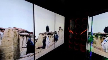 Santa Fe 'ye Ebedi Dönüş Miyav Kurt Evi New Mexico, bilinmeyen ve derin keşiflere açılan kapıları olan renkli etkileşimli ve aydınlatıcı sanat tesisleridir.