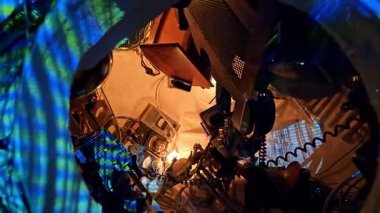 Santa Fe 'ye Ebedi Dönüş Miyav Kurt Evi New Mexico, bilinmeyen ve derin keşiflere açılan kapıları olan renkli etkileşimli ve aydınlatıcı sanat tesisleridir.