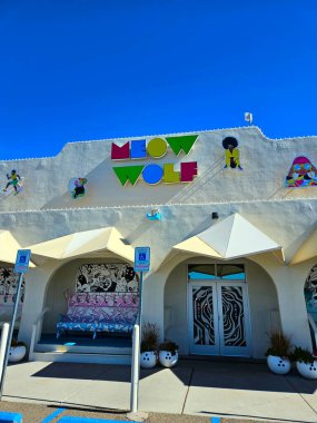 Santa Fe 'ye Ebedi Dönüş Miyav Kurt Evi New Mexico, bilinmeyen ve derin keşiflere açılan kapıları olan renkli etkileşimli ve aydınlatıcı sanat tesisleridir.