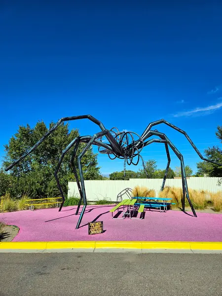 Santa Fe 'ye Ebedi Dönüş Miyav Kurt Evi New Mexico, bilinmeyen ve derin keşiflere açılan kapıları olan renkli etkileşimli ve aydınlatıcı sanat tesisleridir.