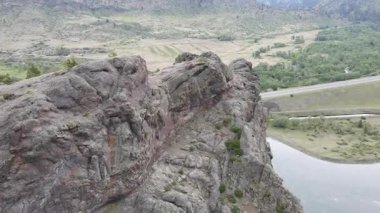 İnsansız hava aracı kamerası Montana boyunca uçuyor Yazın, Country Road Wilderness 'da