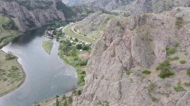 İnsansız hava aracı kamerası Montana boyunca uçuyor Yazın, Country Road Wilderness 'da