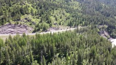 İnsansız hava aracı kamerası Montana boyunca uçuyor Yazın, Country Road Wilderness 'da