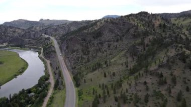 İnsansız hava aracı kamerası Montana boyunca uçuyor Yazın, Country Road Wilderness 'da