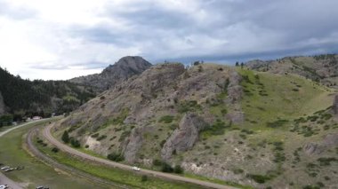 İnsansız hava aracı kamerası Montana boyunca uçuyor Yazın, Country Road Wilderness 'da