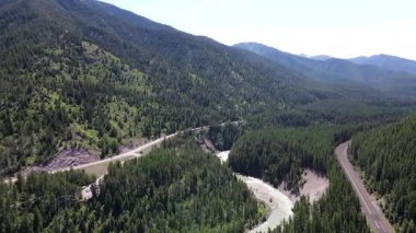 Yazın Montana 'da, yabanda, Keçi Yağı' nda havadan uçuşlar