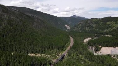 Yazın Montana 'da, yabanda, Keçi Yağı' nda havadan uçuşlar