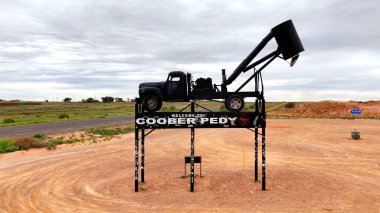 Coober Pedy, Mininig kamyonuna hoş geldiniz Coober Pedy, Güney Avustralya, Avustralya 'daki Stuart Karayolu' nda görüldüğü üzere.