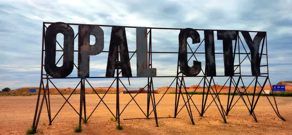 Coober Pedy, Mininig kamyonuna hoş geldiniz Coober Pedy, Güney Avustralya, Avustralya 'daki Stuart Karayolu' nda görüldüğü üzere.