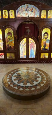 Güney Avustralya 'nın Coober Pedy kentindeki Aziz Elijah Ortodoks yeraltı kilisesi - Opal madencilik şehrinde kumtaşından çıkarılan dini bir yer