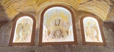 Güney Avustralya 'nın Coober Pedy kentindeki Aziz Elijah Ortodoks yeraltı kilisesi - Opal madencilik şehrinde kumtaşından çıkarılan dini bir yer