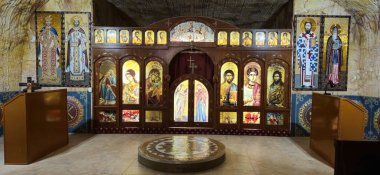 Güney Avustralya 'nın Coober Pedy kentindeki Aziz Elijah Ortodoks yeraltı kilisesi - Opal madencilik şehrinde kumtaşından çıkarılan dini bir yer