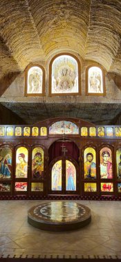 Güney Avustralya 'nın Coober Pedy kentindeki Aziz Elijah Ortodoks yeraltı kilisesi - Opal madencilik şehrinde kumtaşından çıkarılan dini bir yer