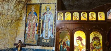Güney Avustralya 'nın Coober Pedy kentindeki Aziz Elijah Ortodoks yeraltı kilisesi - Opal madencilik şehrinde kumtaşından çıkarılan dini bir yer
