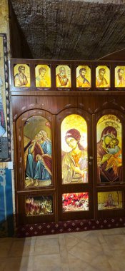Güney Avustralya 'nın Coober Pedy kentindeki Aziz Elijah Ortodoks yeraltı kilisesi - Opal madencilik şehrinde kumtaşından çıkarılan dini bir yer