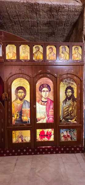 Güney Avustralya 'nın Coober Pedy kentindeki Aziz Elijah Ortodoks yeraltı kilisesi - Opal madencilik şehrinde kumtaşından çıkarılan dini bir yer