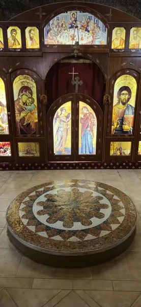 Güney Avustralya 'nın Coober Pedy kentindeki Aziz Elijah Ortodoks yeraltı kilisesi - Opal madencilik şehrinde kumtaşından çıkarılan dini bir yer