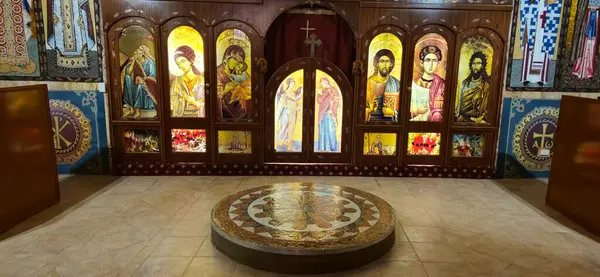 Güney Avustralya 'nın Coober Pedy kentindeki Aziz Elijah Ortodoks yeraltı kilisesi - Opal madencilik şehrinde kumtaşından çıkarılan dini bir yer