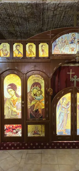 Güney Avustralya 'nın Coober Pedy kentindeki Aziz Elijah Ortodoks yeraltı kilisesi - Opal madencilik şehrinde kumtaşından çıkarılan dini bir yer