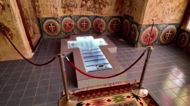 Güney Avustralya 'nın Coober Pedy kentindeki Aziz Elijah Ortodoks yeraltı kilisesi - Opal madencilik şehrinde kumtaşından çıkarılan dini bir yer