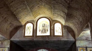 Güney Avustralya 'nın Coober Pedy kentindeki Aziz Elijah Ortodoks yeraltı kilisesi - Opal madencilik şehrinde kumtaşından çıkarılan dini bir yer