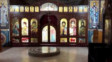 Güney Avustralya 'nın Coober Pedy kentindeki Aziz Elijah Ortodoks yeraltı kilisesi - Opal madencilik şehrinde kumtaşından çıkarılan dini bir yer