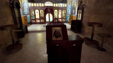 Güney Avustralya 'nın Coober Pedy kentindeki Aziz Elijah Ortodoks yeraltı kilisesi - Opal madencilik şehrinde kumtaşından çıkarılan dini bir yer