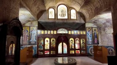 Güney Avustralya 'nın Coober Pedy kentindeki Aziz Elijah Ortodoks yeraltı kilisesi - Opal madencilik şehrinde kumtaşından çıkarılan dini bir yer