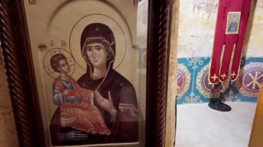 Güney Avustralya 'nın Coober Pedy kentindeki Aziz Elijah Ortodoks yeraltı kilisesi - Opal madencilik şehrinde kumtaşından çıkarılan dini bir yer