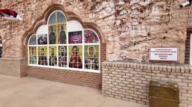 Güney Avustralya 'nın Coober Pedy kentindeki Aziz Elijah Ortodoks yeraltı kilisesi - Opal madencilik şehrinde kumtaşından çıkarılan dini bir yer