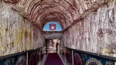Güney Avustralya 'nın Coober Pedy kentindeki Aziz Elijah Ortodoks yeraltı kilisesi - Opal madencilik şehrinde kumtaşından çıkarılan dini bir yer