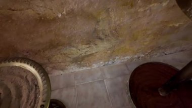 Güney Avustralya 'nın Coober Pedy kentindeki Aziz Elijah Ortodoks yeraltı kilisesi - Opal madencilik şehrinde kumtaşından çıkarılan dini bir yer