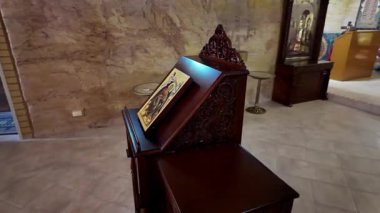 Güney Avustralya 'nın Coober Pedy kentindeki Aziz Elijah Ortodoks yeraltı kilisesi - Opal madencilik şehrinde kumtaşından çıkarılan dini bir yer