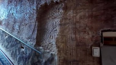 Güney Avustralya 'nın Coober Pedy kentindeki Aziz Elijah Ortodoks yeraltı kilisesi - Opal madencilik şehrinde kumtaşından çıkarılan dini bir yer