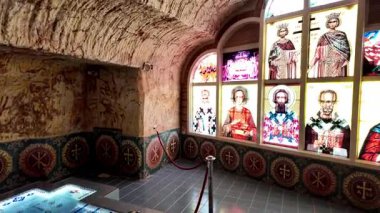 Güney Avustralya 'nın Coober Pedy kentindeki Aziz Elijah Ortodoks yeraltı kilisesi - Opal madencilik şehrinde kumtaşından çıkarılan dini bir yer