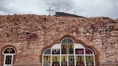 Güney Avustralya 'nın Coober Pedy kentindeki Aziz Elijah Ortodoks yeraltı kilisesi - Opal madencilik şehrinde kumtaşından çıkarılan dini bir yer