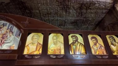 Güney Avustralya 'nın Coober Pedy kentindeki Aziz Elijah Ortodoks yeraltı kilisesi - Opal madencilik şehrinde kumtaşından çıkarılan dini bir yer