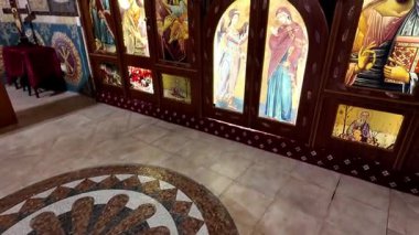 Güney Avustralya 'nın Coober Pedy kentindeki Aziz Elijah Ortodoks yeraltı kilisesi - Opal madencilik şehrinde kumtaşından çıkarılan dini bir yer