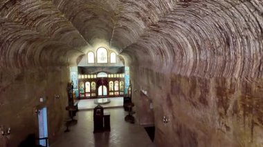 Güney Avustralya 'nın Coober Pedy kentindeki Aziz Elijah Ortodoks yeraltı kilisesi - Opal madencilik şehrinde kumtaşından çıkarılan dini bir yer