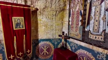 Güney Avustralya 'nın Coober Pedy kentindeki Aziz Elijah Ortodoks yeraltı kilisesi - Opal madencilik şehrinde kumtaşından çıkarılan dini bir yer